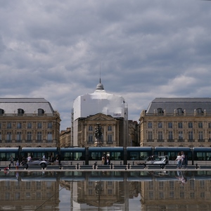 Bâtiments, tram et reflets dans l'eau - France  - collection de photos clin d'oeil, catégorie rues
